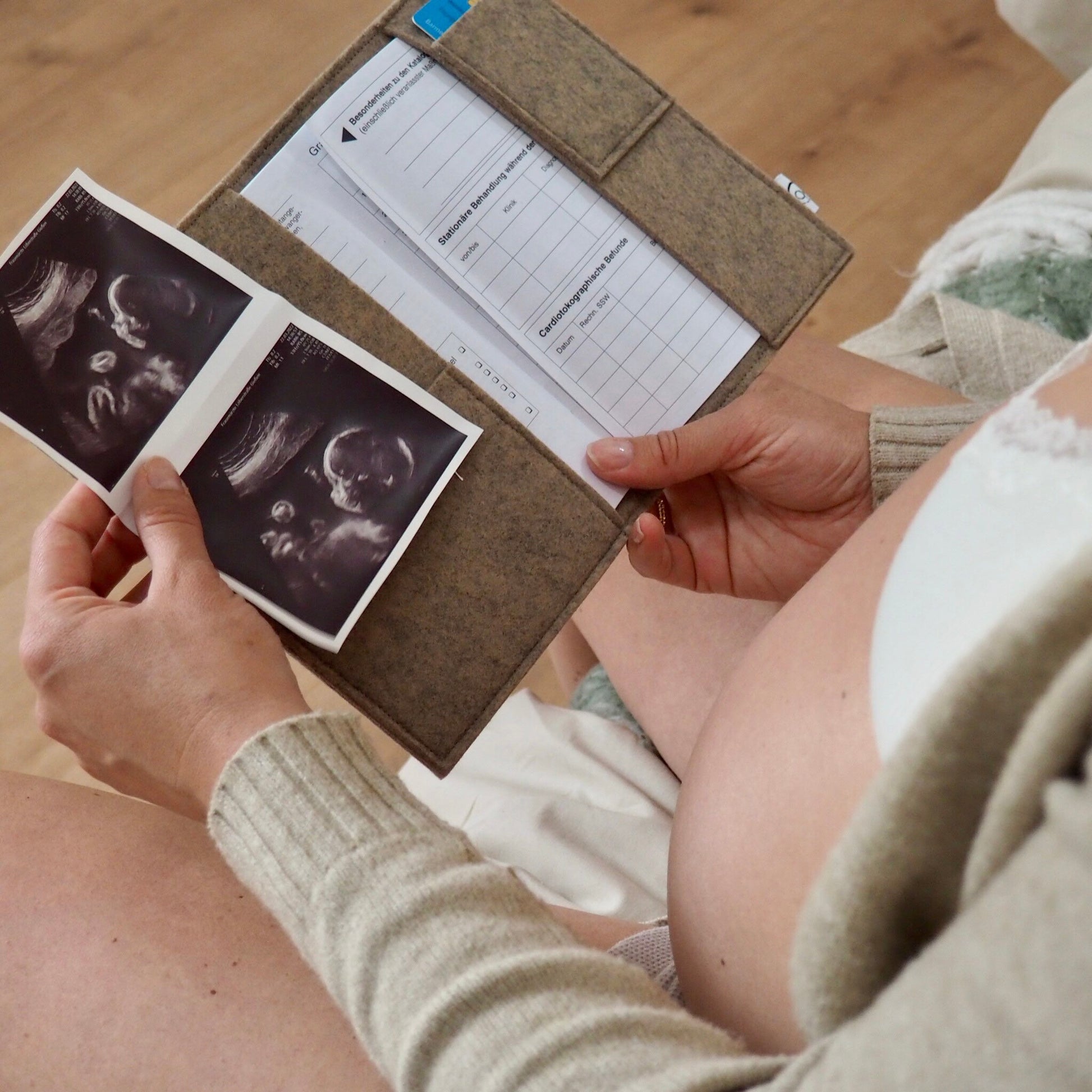 Liebe im Bauch | Mutterpasshülle aus Filz | Wunderschönes Geschenk für werdende Mütter